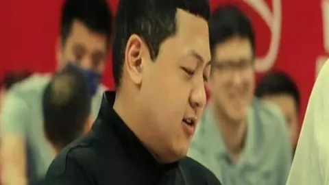 詹姆斯与东契奇默契配合突破引热议，表情包传播达424次刷屏